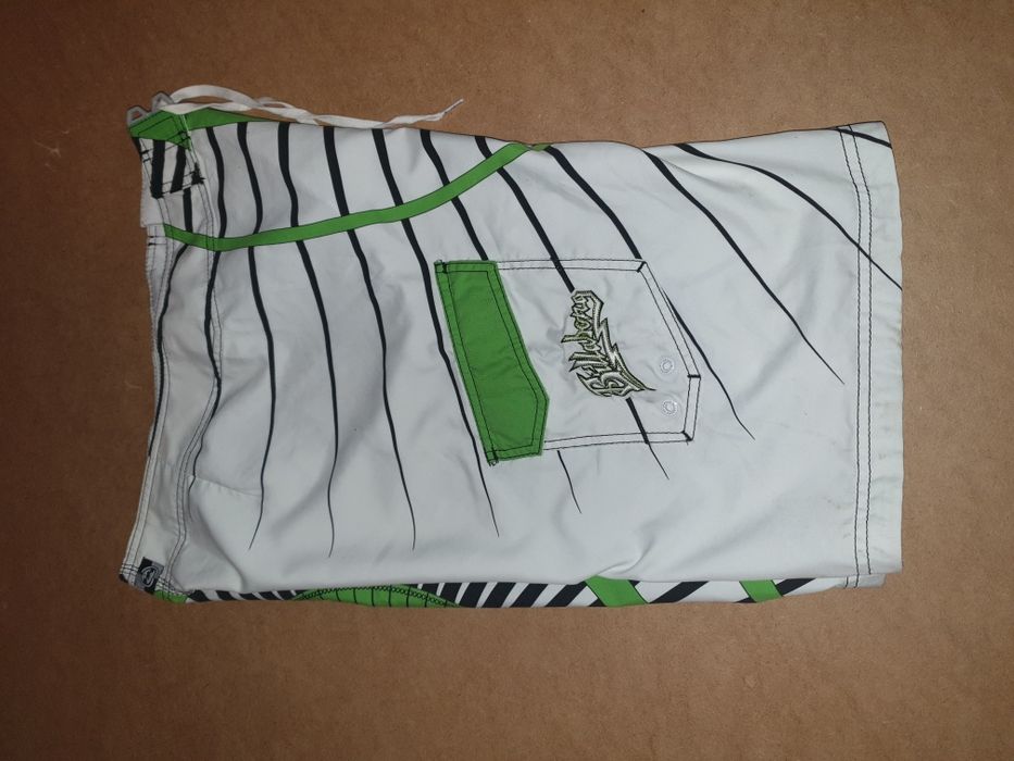 Krotkie podenki firmy Billabong