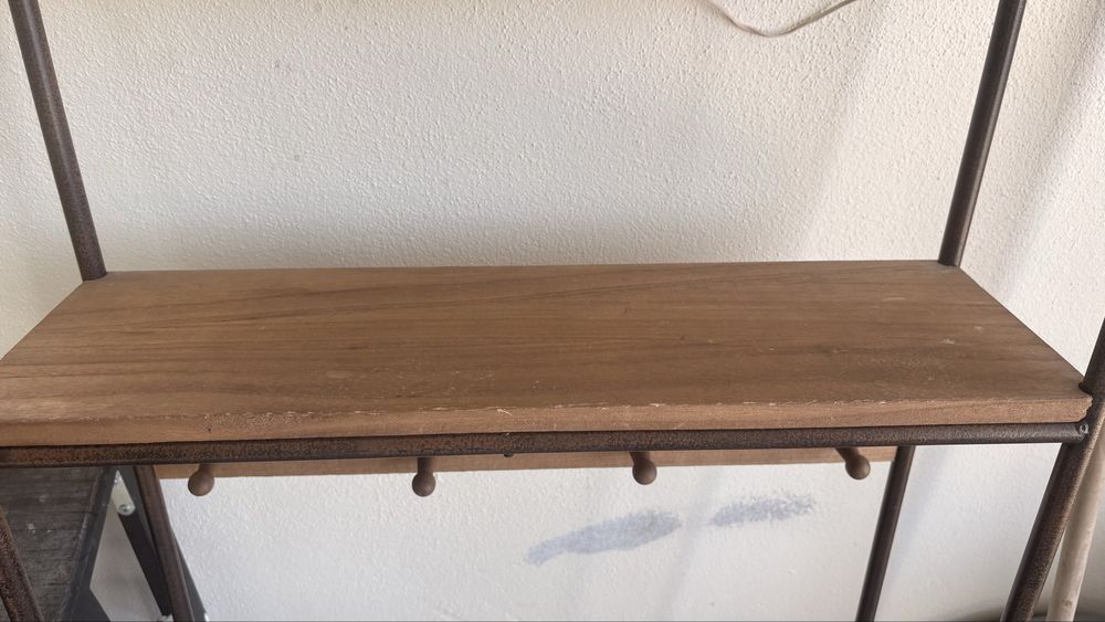 Movél entrada com cabides e espelho