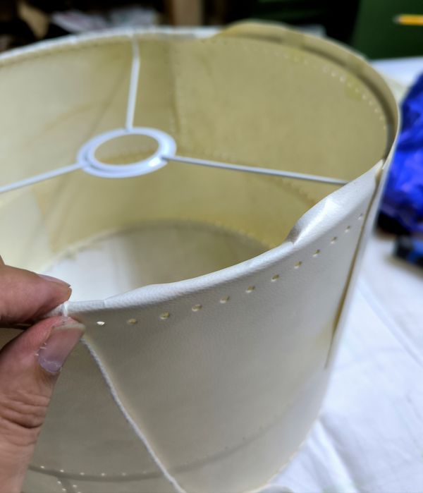 Candeeiro com abajur em pele pergaminho