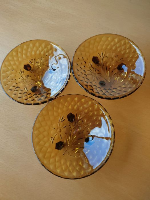 Conjunto de taças em vidro castanho.