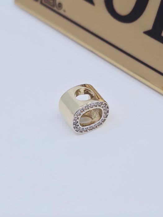 Złoty charms litera O biała cyrkonia próba 585 14k