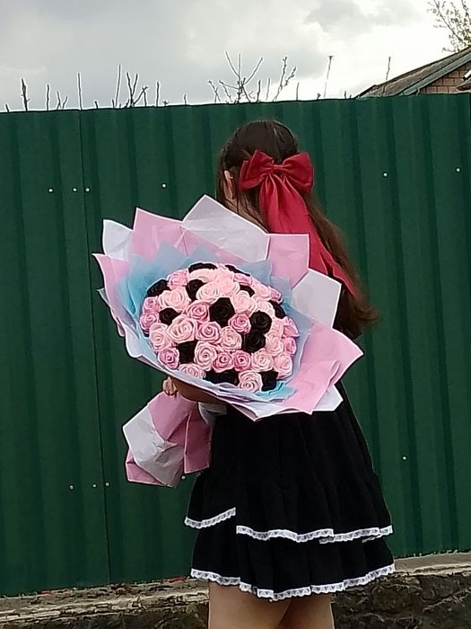 Розкішний букет із 47 атласних троянд