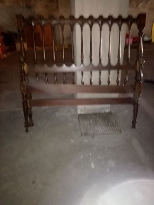 Cama casal 1 mesinhas 1 cómoda e espelho