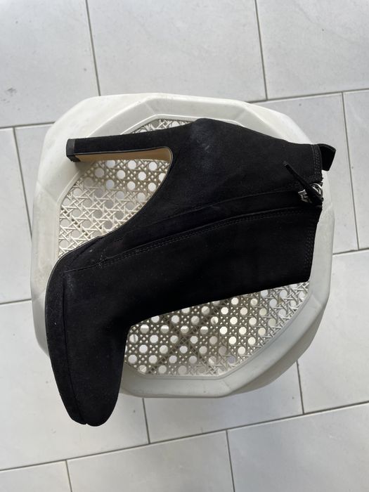 Botim em camurça preta Zara