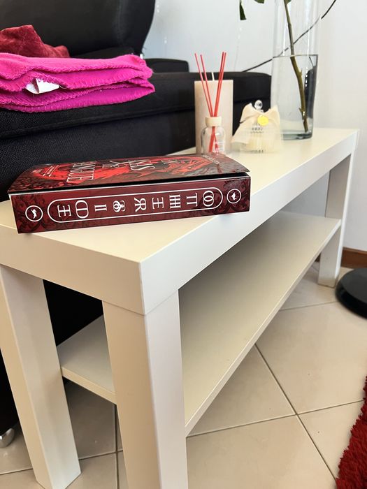 Mesa branca de apoio ao sofá