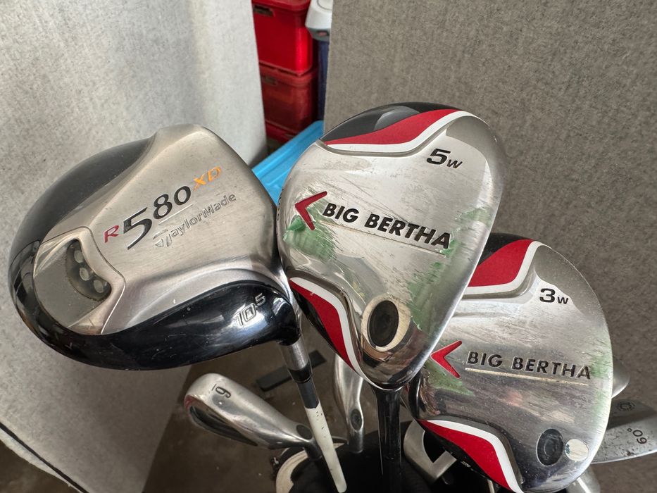 Saco de golf Callaway com conjunto de tacos.