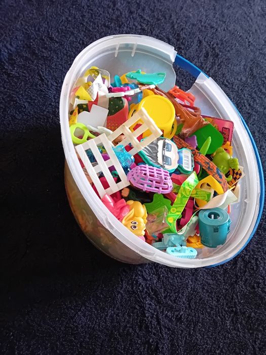 Zabawki kinder niekompletne niespodzianki