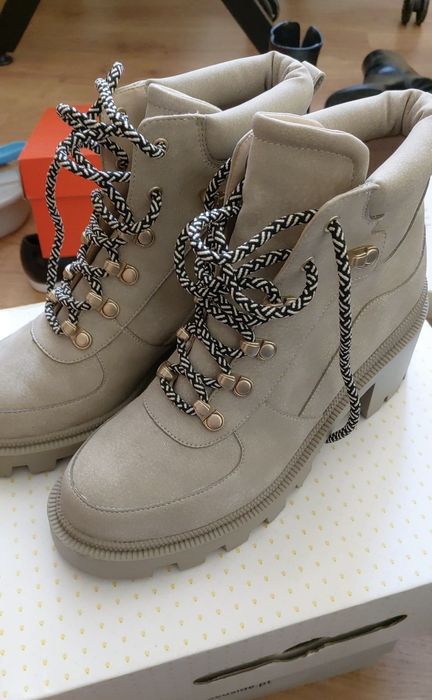 Botins de camurça forrados em pele no interior