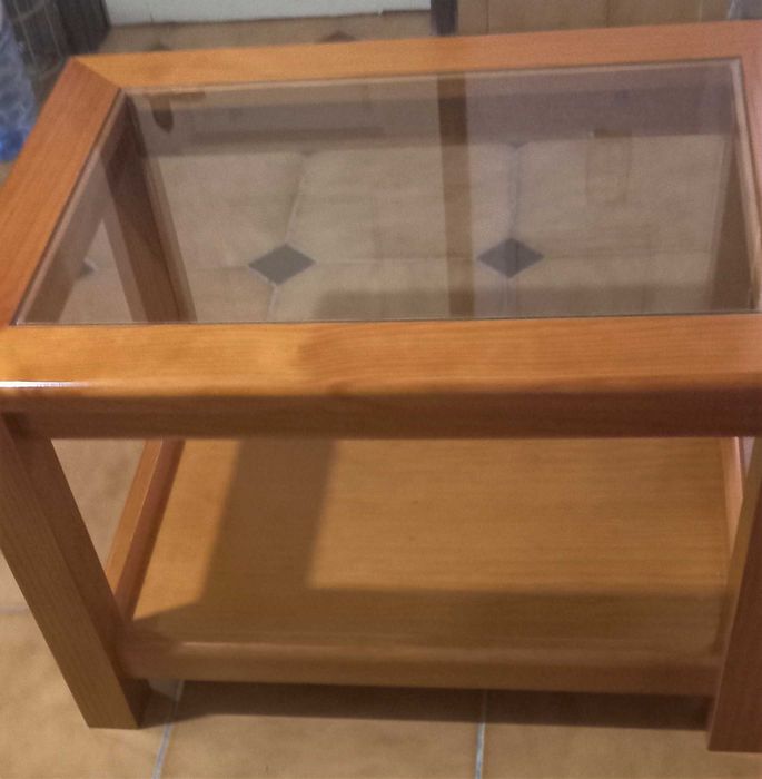 Mesa de centro com vidro em muito bom estado