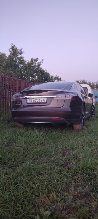 Tesla Model S 400к.с