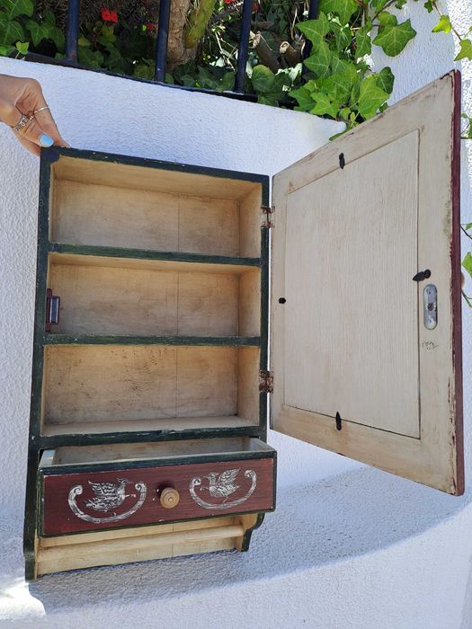 Pequeno Armário de parede WC