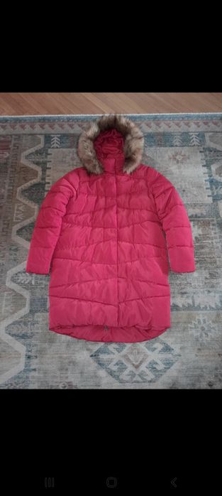 Długa zimowa czerwona kurtka