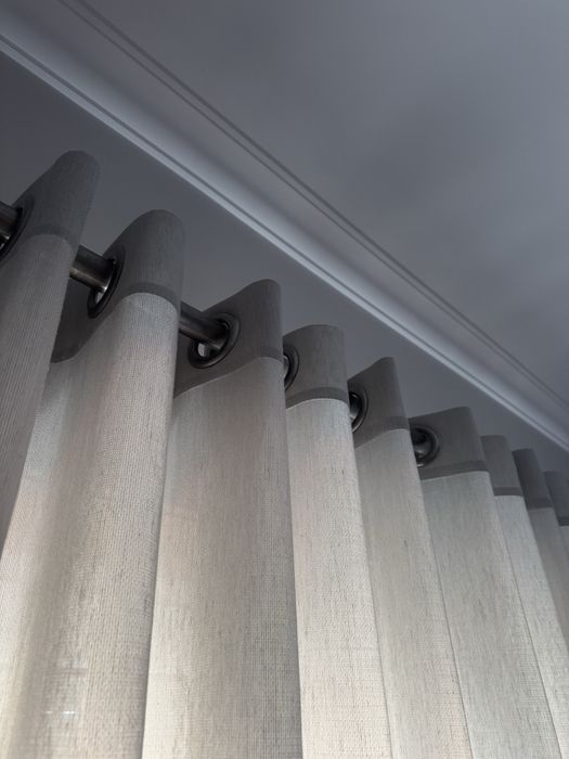 Cortina cinzenta com argolas de aço