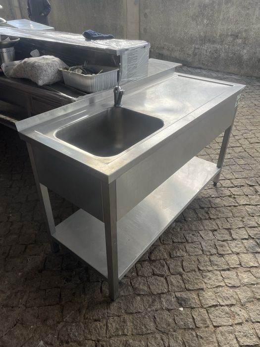 Bancada profissional com pia e torneira - Seminova