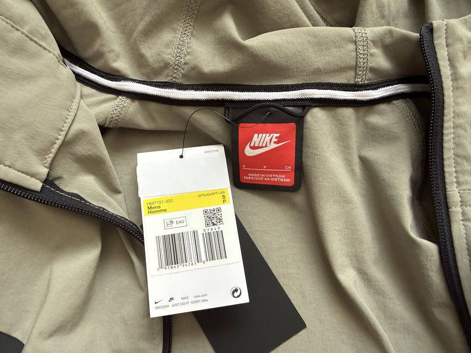 Nike куртка ветровка легенькаTech Men's Woven Jacket (HM7151-320)