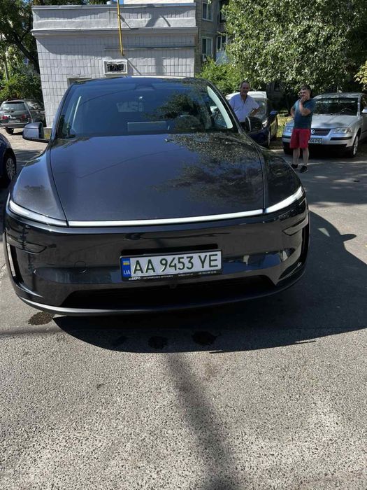 Продам Tesla model Y.