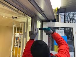 Ремонт металопластиковых дверей окон регулировка склопакеты москитка