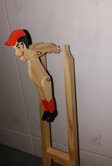 Boneco articulado de madeira
