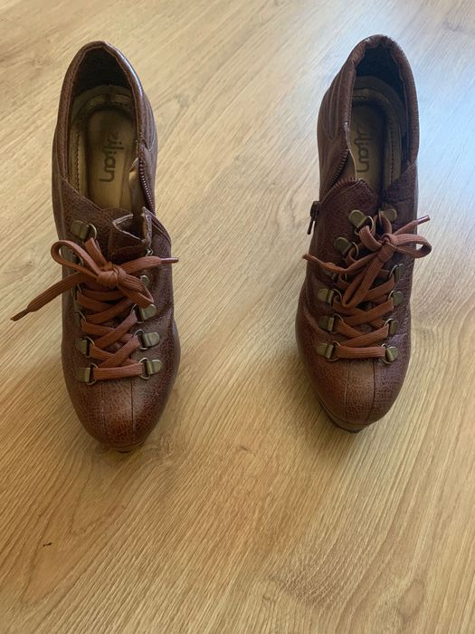 Botins com atacadores e  salto agulha côr Mel