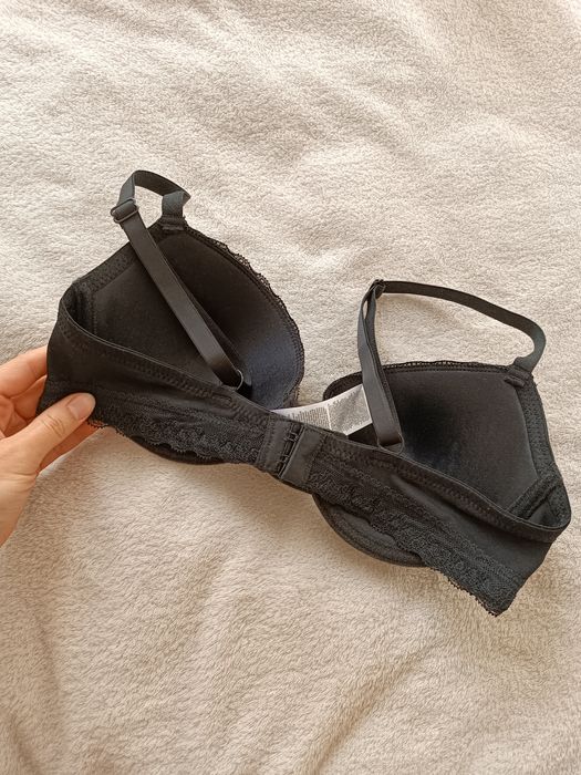 Nowy czarny biustonosz BEZ push-up.