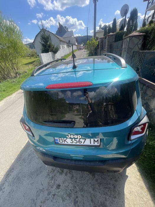 Джип  ! Газ Бензин! Поний привід.