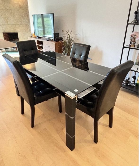 Mesa de Jantar Moderna em Vidro Preto + 4 cadeiras em excelente estado - um excelente negócio
