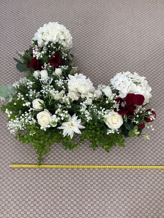Um conjunto de dois arranjos flores artificiais