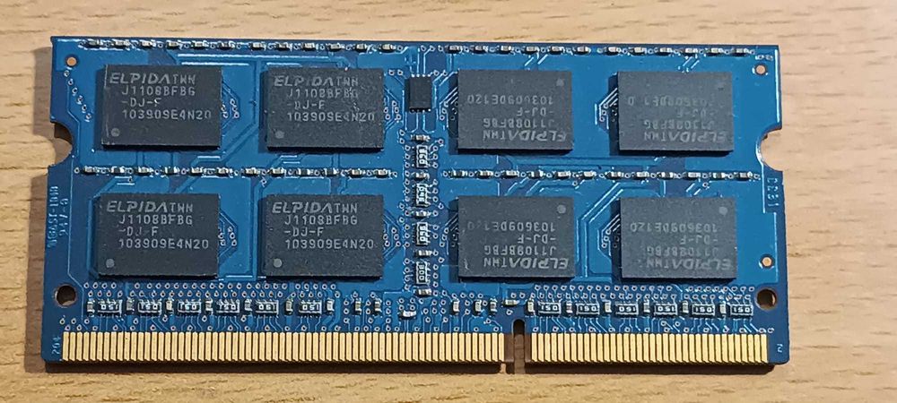 Placa de memória RAM SO-DIMM DDR3 da Elpida.