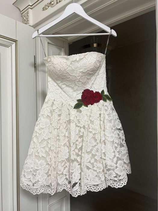 Сукня з червоною трояндою