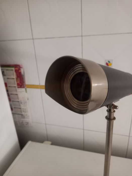 Telescópio com tripé.