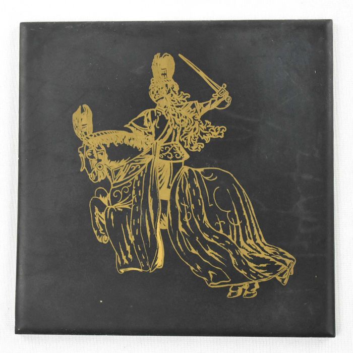 Azulejo da fábrica ARTIBUS pintado a ouro e preto mate