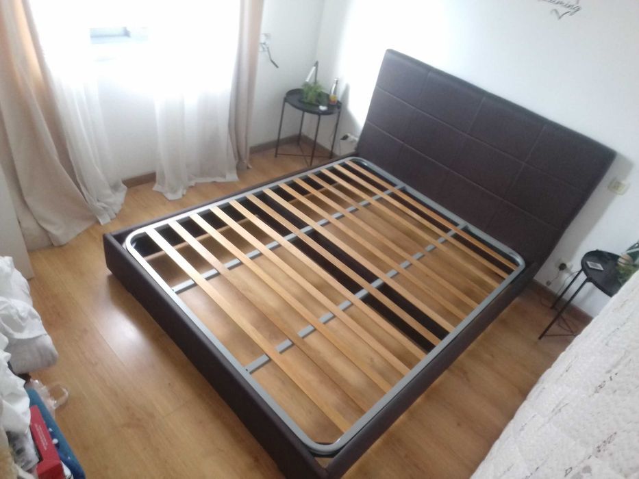 Cama casal em pele com estrado e colchão