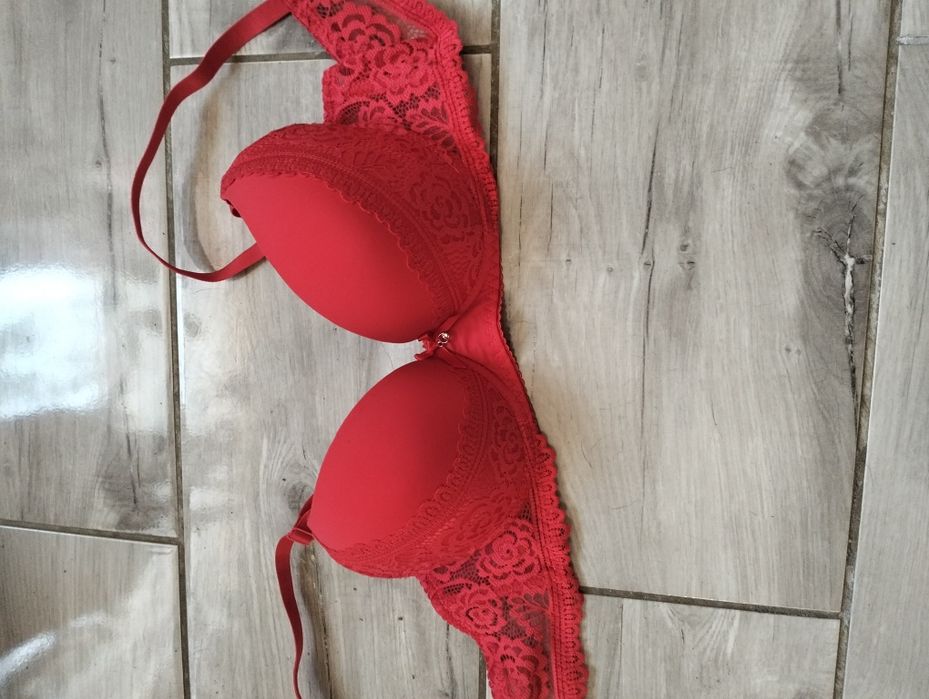 Śliczny biustonosz 75c