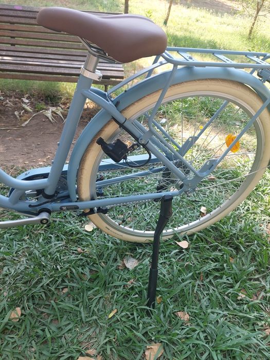 Bicicleta senhora azul BTWIN com cesto.