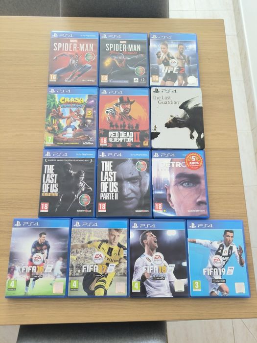 PS4 500 GB + 2 comandos + Jogos