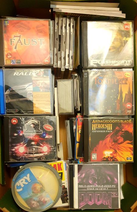 Komputer z XP + karton gier i programów użytkowych