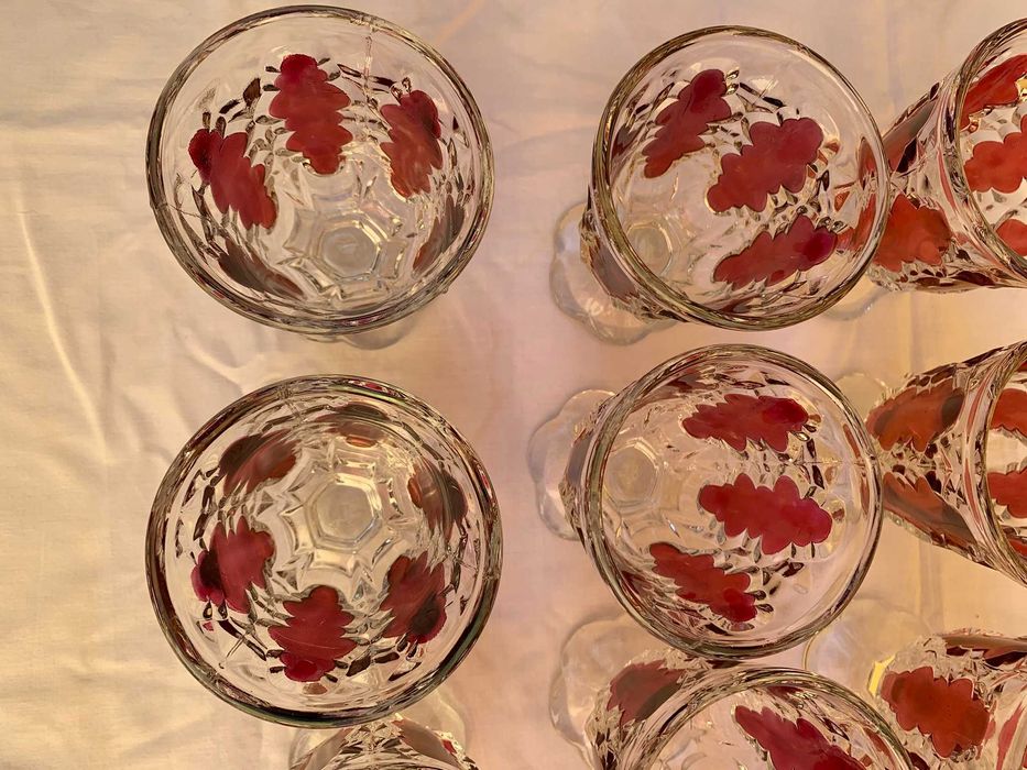 Conjunto de 24 Copos Vintage em Vidro Moldado e Colorido — 1950/70