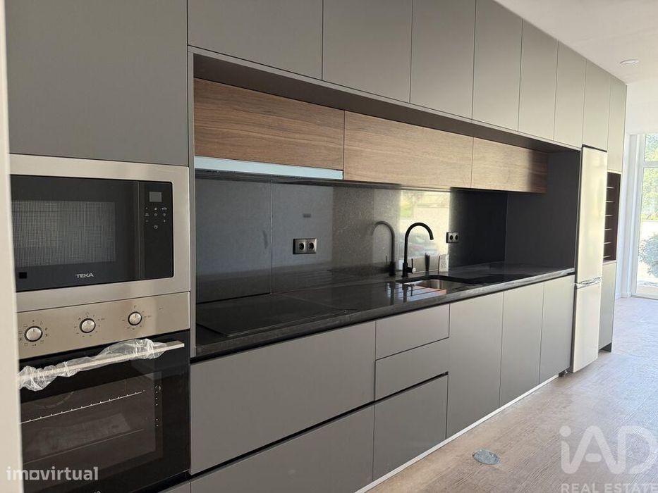 Apartamento T2 em Vila Cova da Lixa e Borba de Godim de 97,82 m2