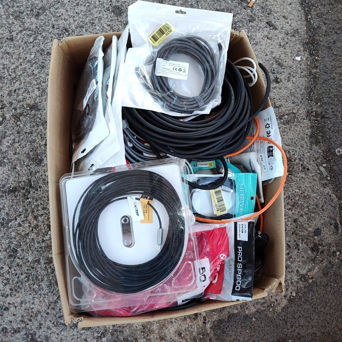 Kable, przewody,kabel  USB, typ-c, HDMI,Displayport oraz inne. Około 1