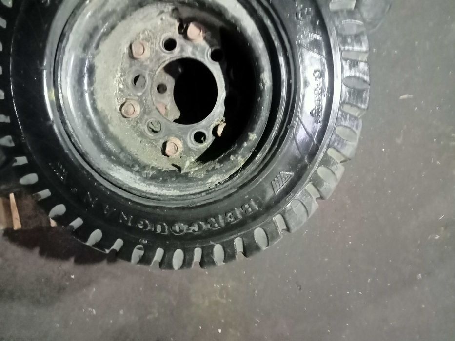 REFP10A 2 PNEUS MACIÇOS BERGOUGNAN 18X7-8