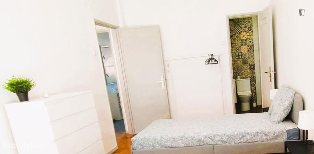 Quarto - localizado em Amadora Lisbon
