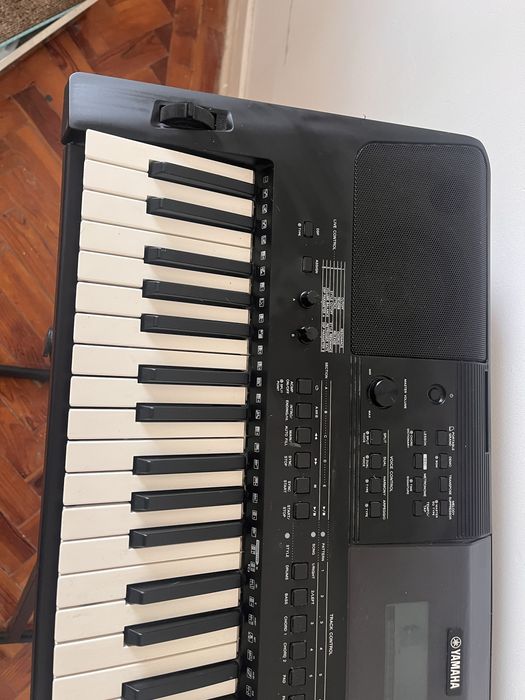 Teclado Yamaha PSR-E453 61 Teclas + Suporte
