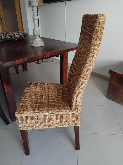 2 cadeiras em casca de banana