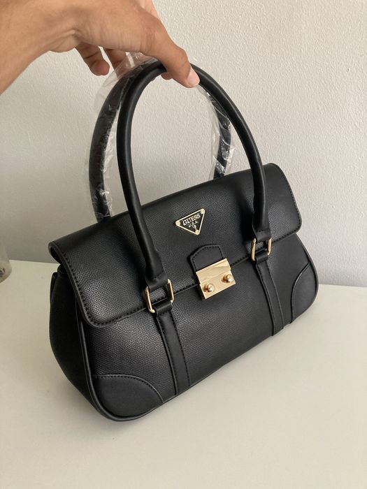 Bolsa Guess feminina preta  elegante e sofisticada