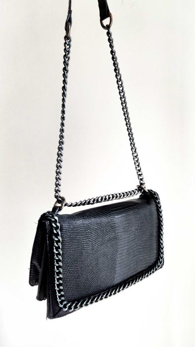 Czarna torebka Reserved w stylu Channel