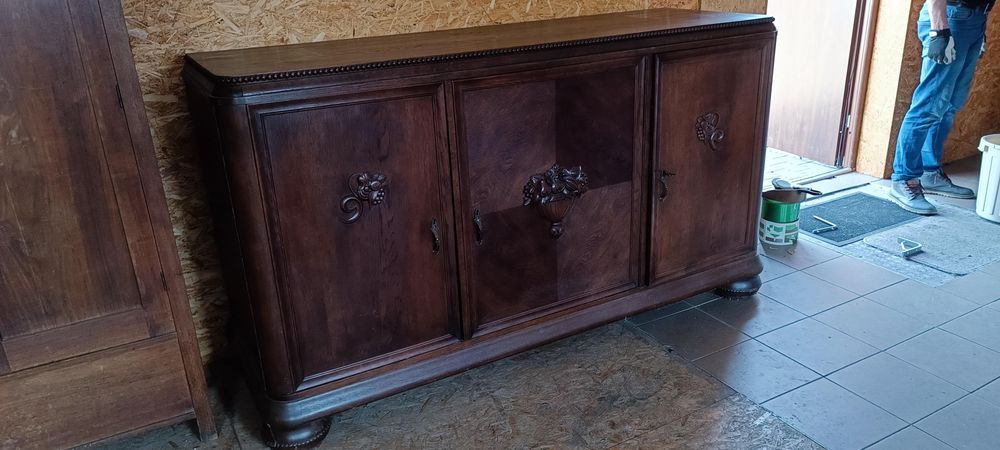 Stary drewniany kredens vintage rzeźbiony komoda