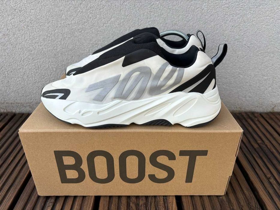 Yeezy Boost 700 MNVN Laceless Analog EUR 42 2/3