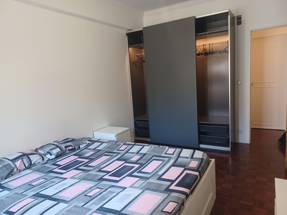 Quarto com cama de casal a 5 minutos da estação de comboios.