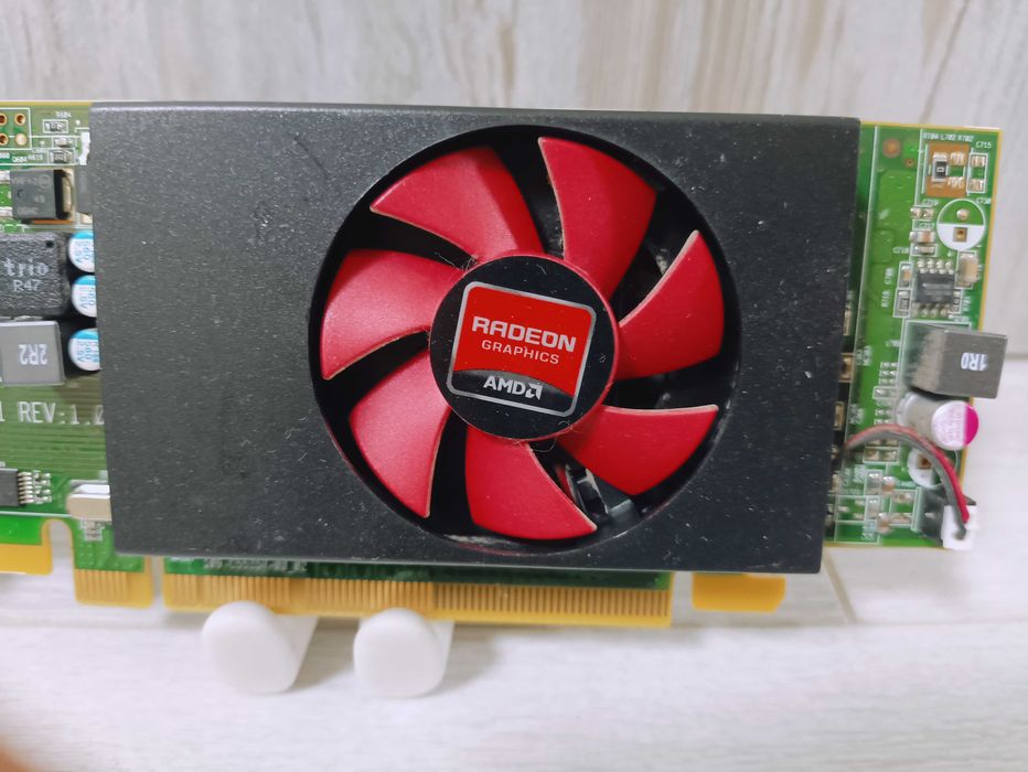 Видеокарта AMD Radeon R5 240 / 1GB / GDDR3 / 64-bit / DVI / DP