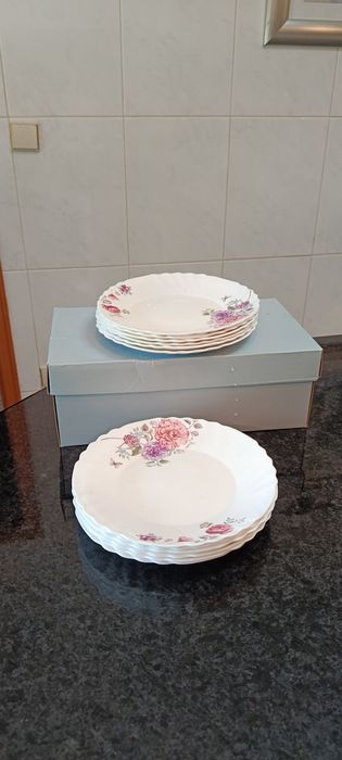 Lindissimo  Conjunto de 12 pratos com.motivos florais